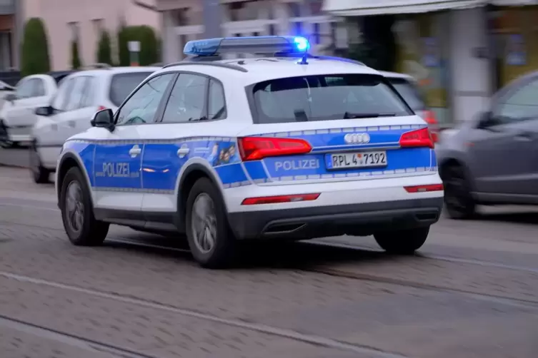 Mit Blaulicht: Ein Einsatzfahrzeug in der N&auml;he des Klinikums. 