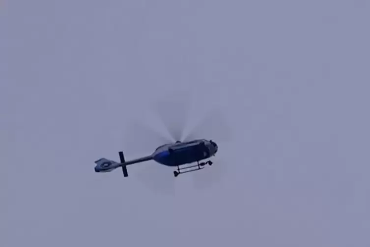 Auch Polizeihubschrauber waren im Einsatz.