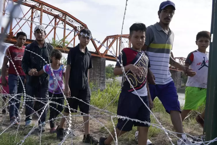 Junge Fl&uuml;chtlinge aus Lateinamerika an der Grenze zwischen Mexiko und den USA. In ihrem Traumland angekommen, werden sie immer h