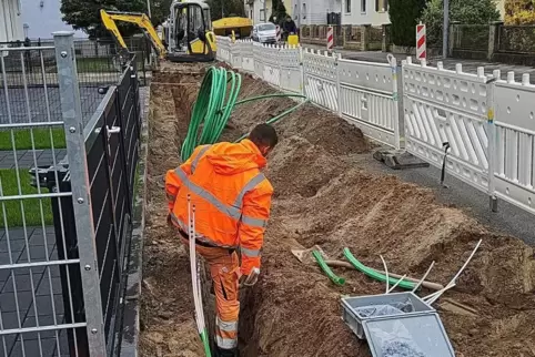 In Speyer bauen die Stadtwerke das Glasfasernetz bereits aus. Auf diesem Archivfoto sind Arbeiten im Erlenweg zu sehen. 