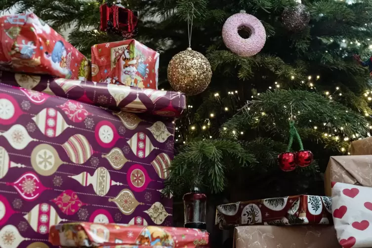 Bald liegen sie wieder unter dem Baum: die Weihnachtsgeschenke.