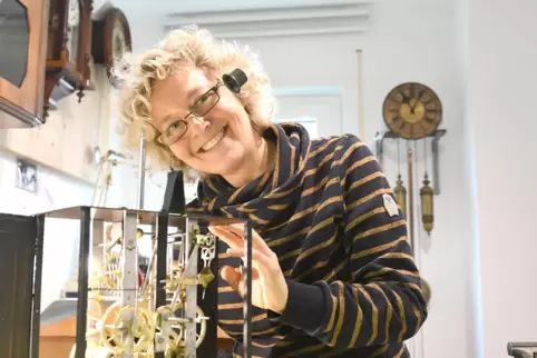 Nathalie Trebbe mit einem ihrer tickenden Zeitmesser.