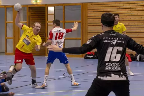 Maximilian Schreiber (HSG) im Spiel gegen Mülheim-Urmitz.
