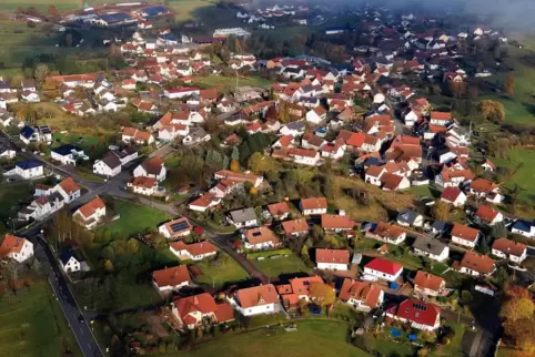 Luftaufnahme der Stadt Wolfstein. 