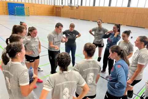 Zur Weihnachtsfeier versammelt Trainer Rüdiger Lydorf seine Spielerinnen erst im Januar um sich. 