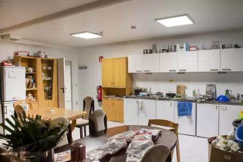 Blick in die Küche einer Flüchtlingsunterkunft in der Südpfalz. Auch in Bobenheim-Roxheim müssen Containersiedlungen gebaut und 