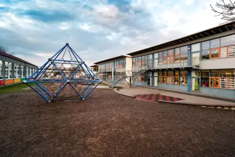 Schulhof der Lingenfelder Grundschule: Er soll bei der Erweiterung der Schule nicht schrumpfen.