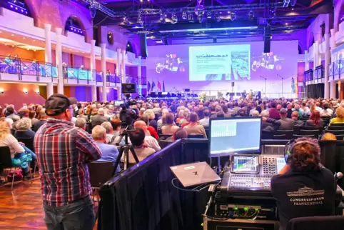 Volles Haus: 650 Gäste kamen zur Verabschiedung des amtierenden OB und zur Amtseinführung des Nachfolgers ins CFF.