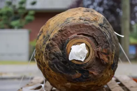 Eine 250-Kilo-Fliegerbombe wurde bei Arbeiten an einem Waldweg gefunden. Das Symbolbild zeigt eine doppelt so große Fliegerbombe