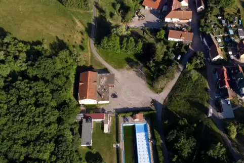 Das Bosenbacher Schwimmbad und links darüber das Bürgerhaus: Der Gemeinderat will sich nicht zwingen lassen, beide Einrichtungen