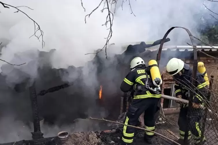 Der Holzschuppen im Garten eines Hauses in Ruthweiler wurde durch die Flammen fast komplett zerstört. 