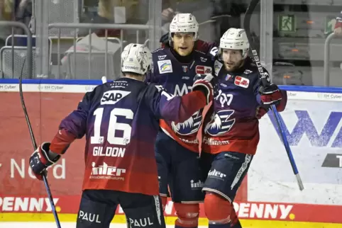 Jubel nach dem 1:2: Linden Vey (rechts) hat getroffen. 