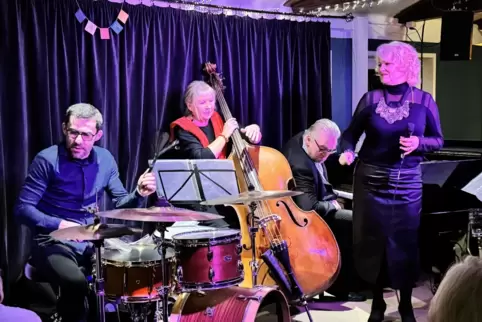Nicole Metzger (rechts) mit ihrer „Band“: Lindy Huppertsberg am Bass, Pianist Thilo Wagner und jean Marc Robin am Schlagzeug.