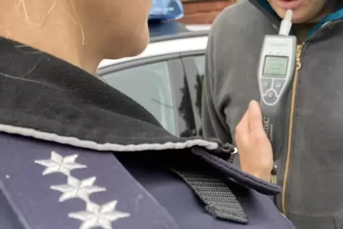 Der Mann akzeptierte einen Alkoholtest und erklärte, woher der Schaden an seinem Auto kam. 