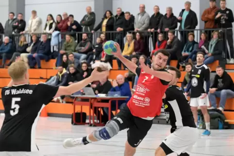 Acht-Tore-Mann: Christopher Huber (am Ball) von der HSG Dudenhofen/Schifferstadt gegen TG Waldsee.