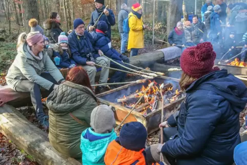 Stockbrotbacken: Gehört zum Dudenhofener Weihnachtswaldbasar dazu.