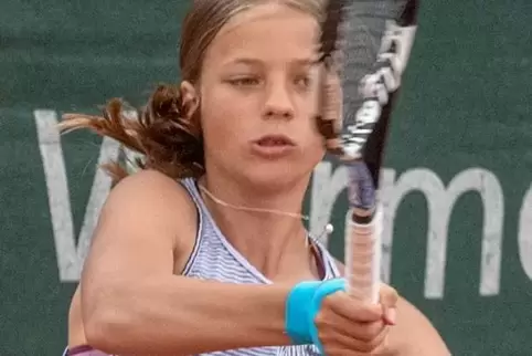 Eva Fader, ein Bild von 2020, auf dem Tennisplatz.