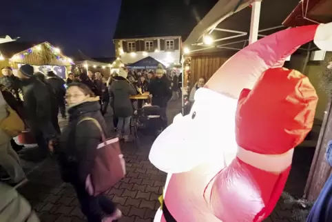  Der Weihnachtsmarkt in Schönenberg-Kübelberg fand hinter der katholischen Kirche und neben dem Kulturhaus statt. 