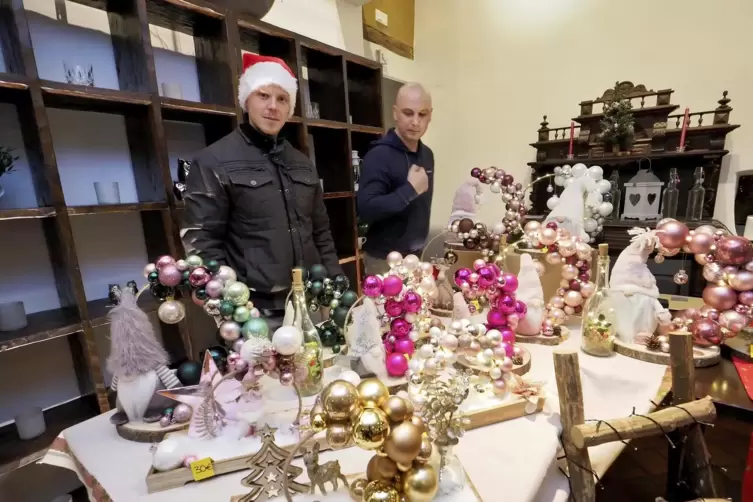 Im Kulturhaus gab es einen Kunsthandwerkermarkt . 