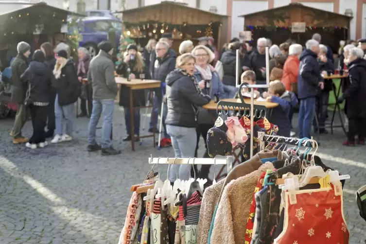 Der Weihnachtsmarkt in Offenbach-Hundheim fand vor der Abteikirche statt. 