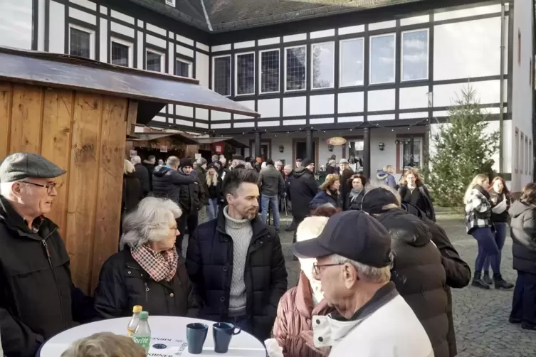 Der Weihnachtsmarkt in Offenbach-Hundheim fand vor der Abteikirche statt. 