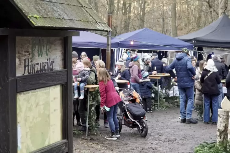 Zum zweiten Mal lud der Pf&auml;lzerwald-Verein Hinzweiler zur Waldweihnacht ein.