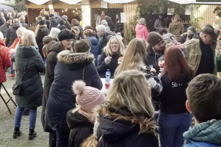 Der Weihnachtsmarkt in Offenbach-Hundheim fand vor der Abteikirche statt. 