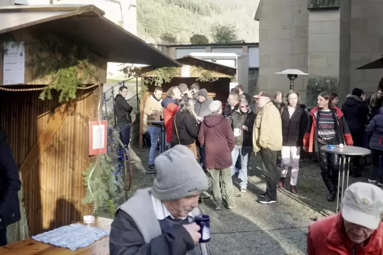 Der Weihnachtsmarkt in Offenbach-Hundheim fand vor der Abteikirche statt. 