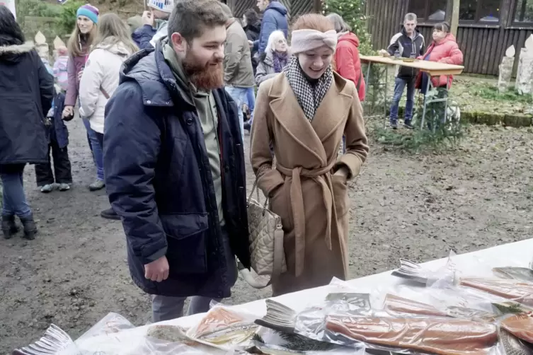 Bei der Waldweihnacht in Hinzweiler gab es Selbstgebasteltes, Holz- und N&auml;harbeiten.