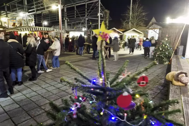 Weihnachtsbaum beim Adventsmarkt auf dem Kochschen Markt in Kusel. 