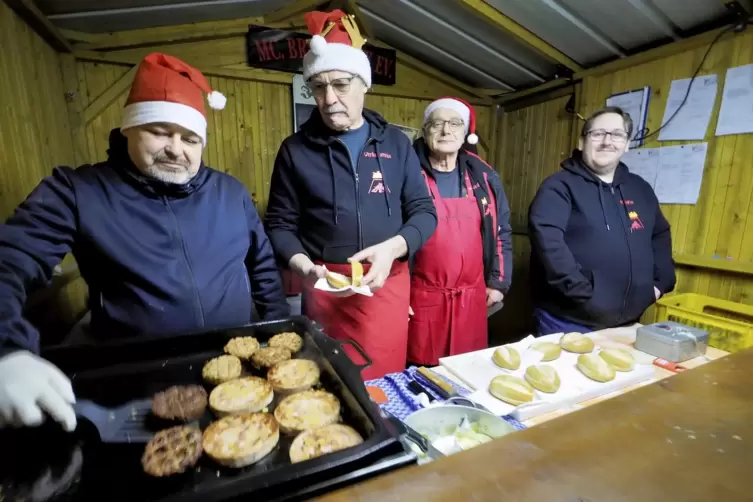 Adventsmarkt am Samstagabend auf dem Kochschen Markt. Der Verein &bdquo;MC Bruzzelfix&ldquo; bot Saumagen an. 
