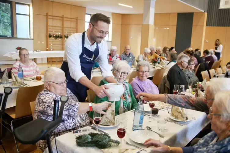 Der Rotary-Club Kusel lud alle, &bdquo;die alleine Weihnachten feiern" m&uuml;ssen und die gemeinsam mit uns feiern wollen", zu einer Adven