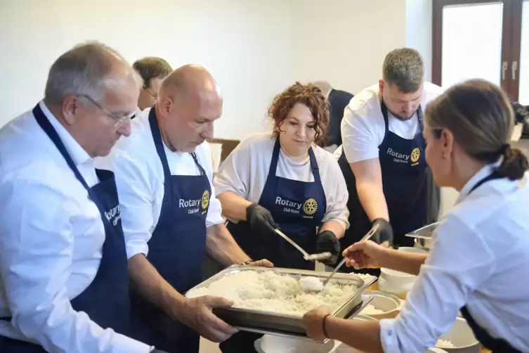 Mehrere Mitglieder des Rotary Clubs k&uuml;mmerten sich ums Essen bei der Adventsfeier. 