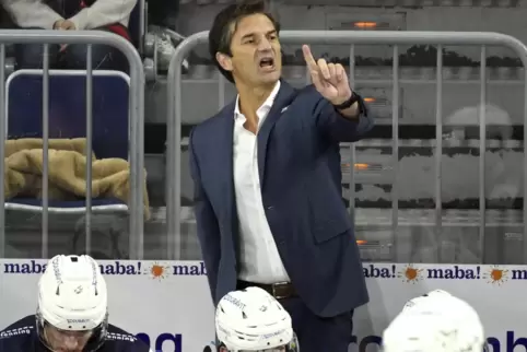 Scheint die Adler wieder auf Kurs bringen zu können: Trainer Dallas Eakins.