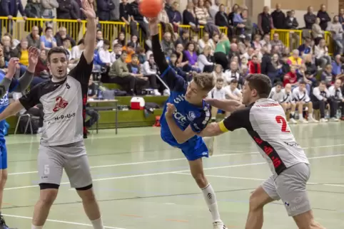  Jens Schweizer (Nr. 2, rechts) und Philipp Kölsch (links) vom TV Thaleischweiler, hier im Spiel bei der HR Göllheim.