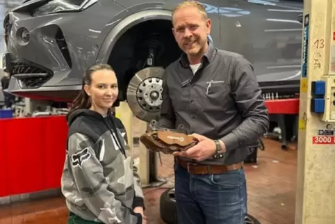 Praktikantin Vanessa Wenk von der Realschule plus Kandel mit dem technischen Ausbildungsleiter Sebastian Harz der Graf Hardenber