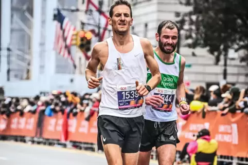 Marathonmann: Lennart Nies (links) in New York.