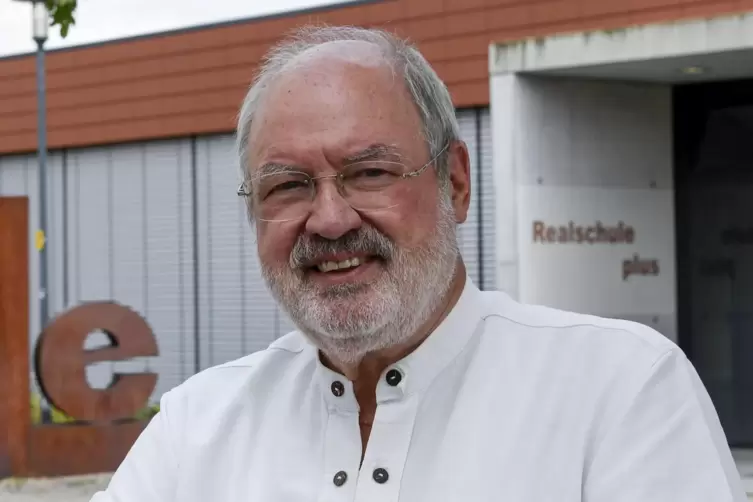 Manfred Gr&auml;f vor der Bobenheim-Roxheimer Realschule. Der Kreisbeigeordnete war fr&uuml;her Lehrer an einer F&ouml;rderschule. 