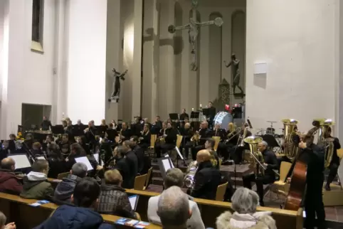 Den schlichten Titel „Einfach Weihnachten“ hatte das sinfonische Blasorchester für sein Konzert gewählt.