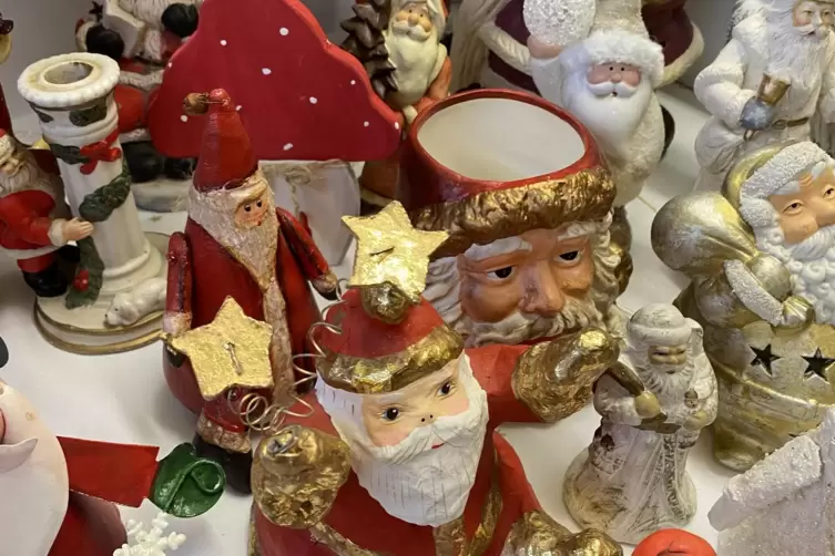 In der Deko-Abteilung dominiert nun nat&uuml;rlich die Weihnachtszeit. Zahllose Engel oder Nikol&auml;use warten auf K&auml;ufer. 
