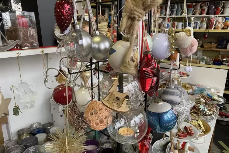 In der Deko-Abteilung dominiert nun nat&uuml;rlich die Weihnachtszeit. Zahllose Engel oder Nikol&auml;use warten auf K&auml;ufer. 