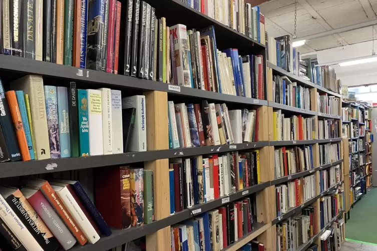 Alles fein s&auml;uberlich sortiert, nach Themen und Autoren: Die B&uuml;cher im Obergeschoss des Ruhango Marktes. 