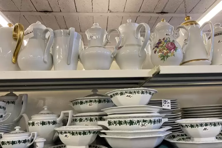 &bdquo;Wir haben die gr&ouml;&szlig;te Sammlung an Kaffeekannen&ldquo;, sagt Dieter Feierabend. Die Abteilung Haushaltswaren ist eine Fundgrube. 