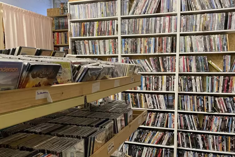 DVD, CD und Schallplatten werden im Ruhango Markt gerne gekauft. Bei den Preisen stapelt das Team sehr tief. 