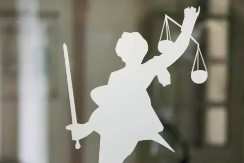 Zwei Männer sind wegen Drogenhandels angeklagt. 