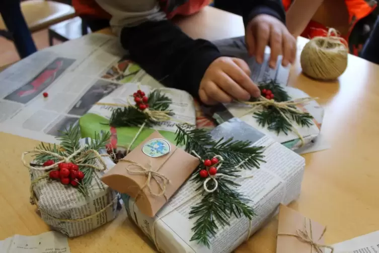 Zum Verpacken der Geschenke empfiehlt die AG altes Zeitungspapier. Zum Verzieren k&ouml;nnen Tannenzweige und Beeren genutzt werden. 