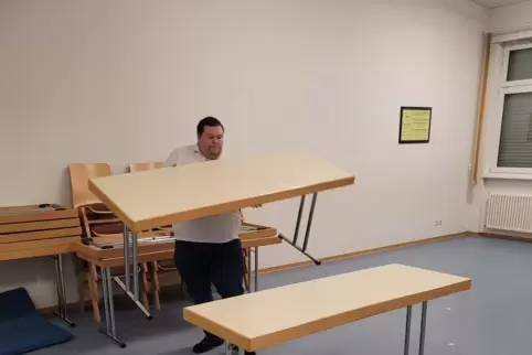Jens Gutting beim Aufbau. Er arbeitet hauptberuflich bei der Feuerwehr. 