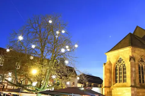 Großer Andrang beim Wachenheimer Adventsleuchten auf dem Platz vor der Kirche. 