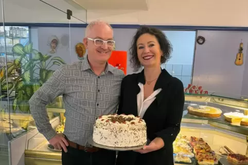 Michael und Elzbieta Kuntz präsentieren eine Schwarzwälderkirsch-Torte.