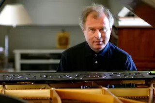 Sir András Schiff hat sich mit dem Salzburger Marionettentheater 2010 zu einem gemeinsamen Projekt zusammengetan. 